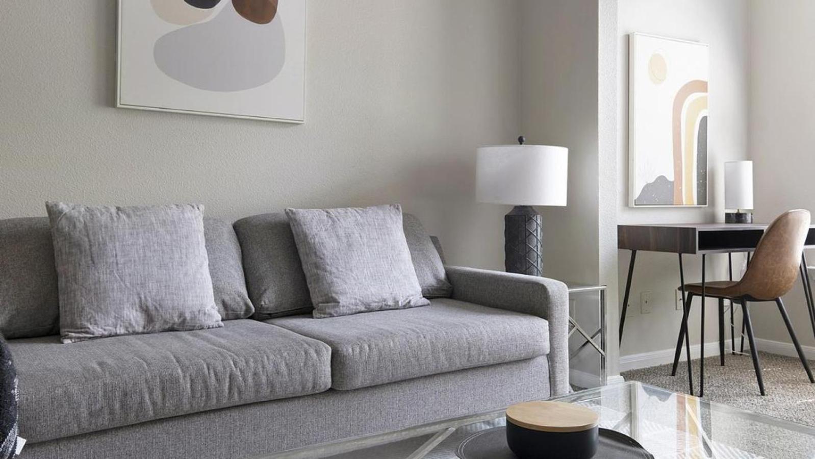 Landing At The Milano - 1 Bedroom In Briar Forest Apartment *