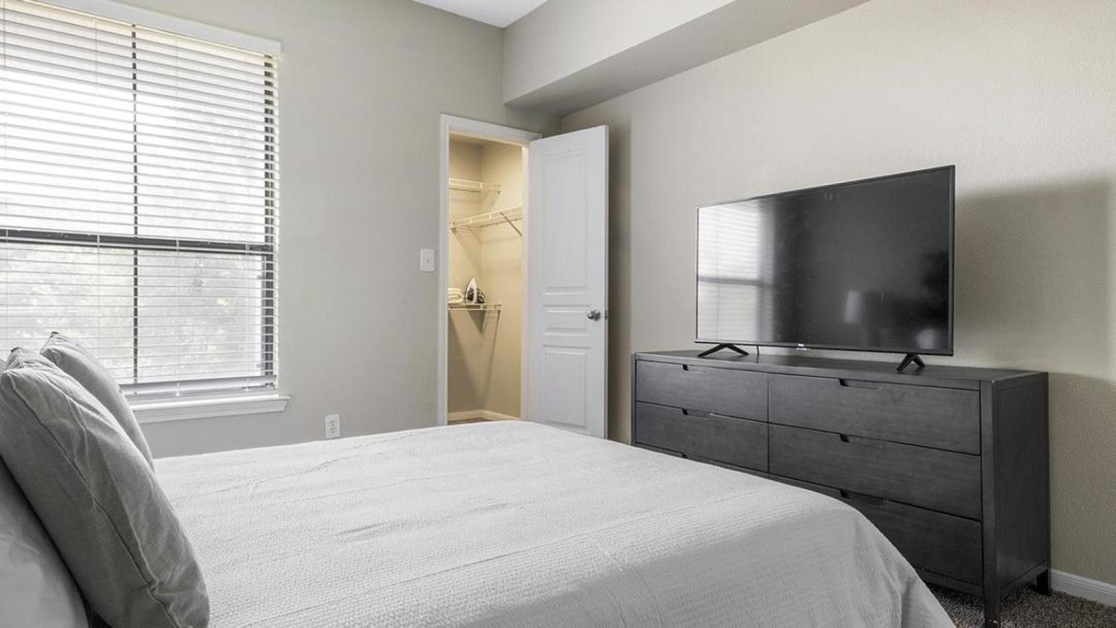 Landing At The Milano - 1 Bedroom In Briar Forest *