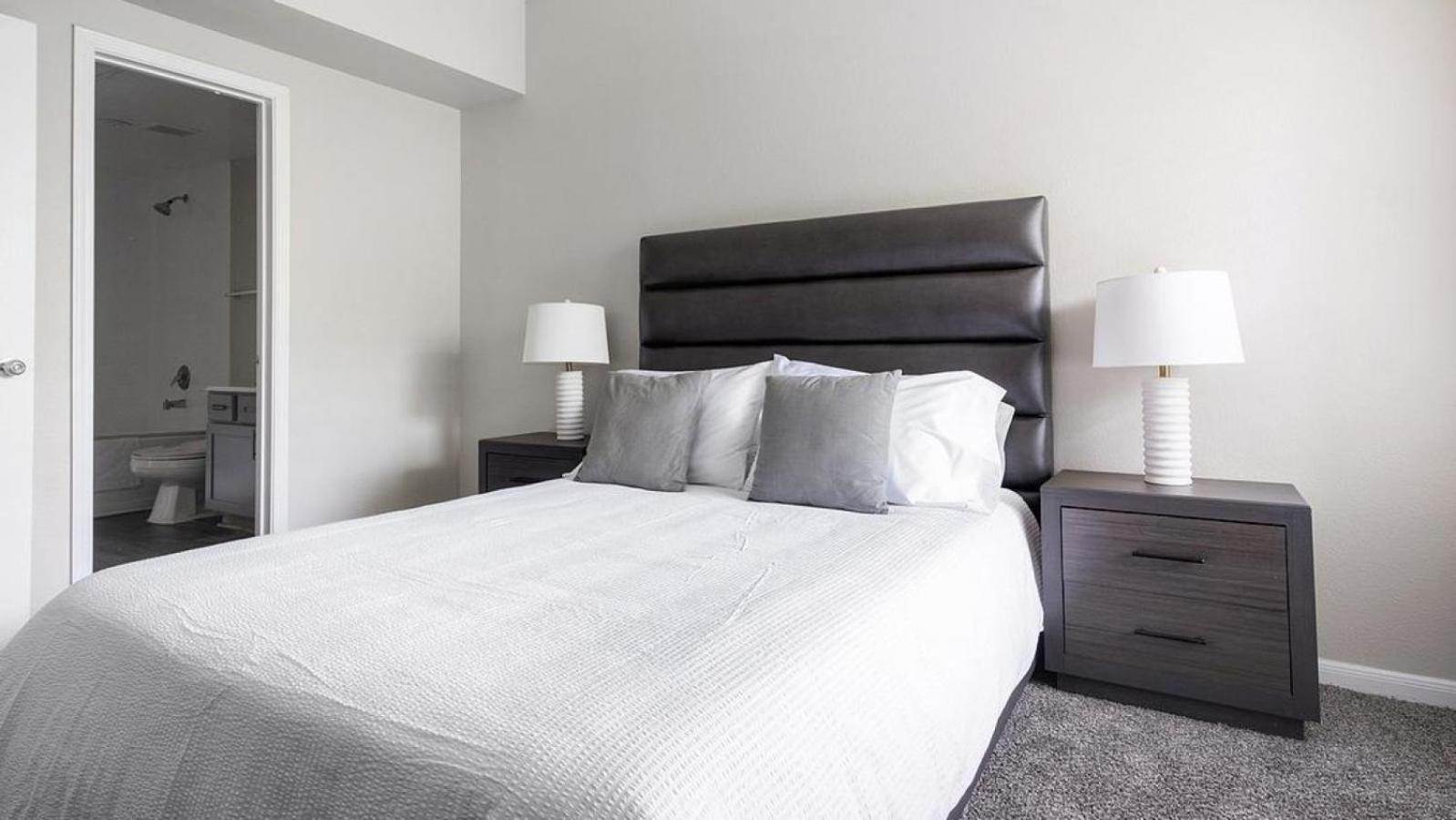Landing At The Milano - 1 Bedroom In Briar Forest Apartment