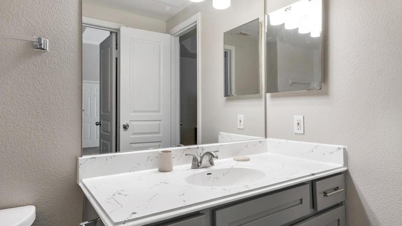 Landing At The Milano - 1 Bedroom In Briar Forest Apartment *