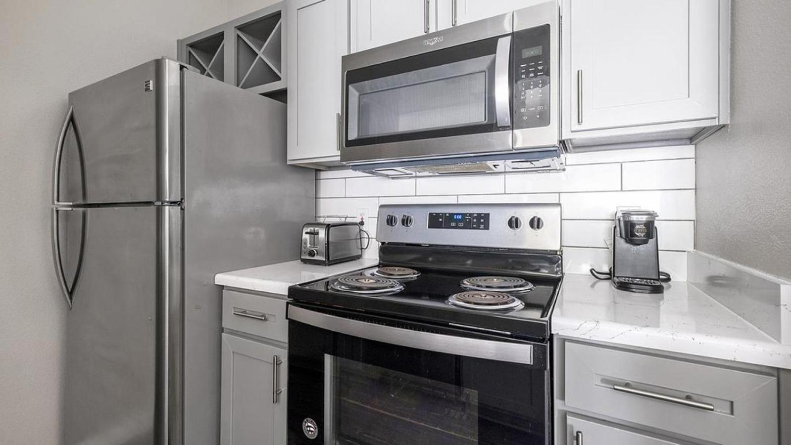 Landing At The Milano - 1 Bedroom In Briar Forest Apartment