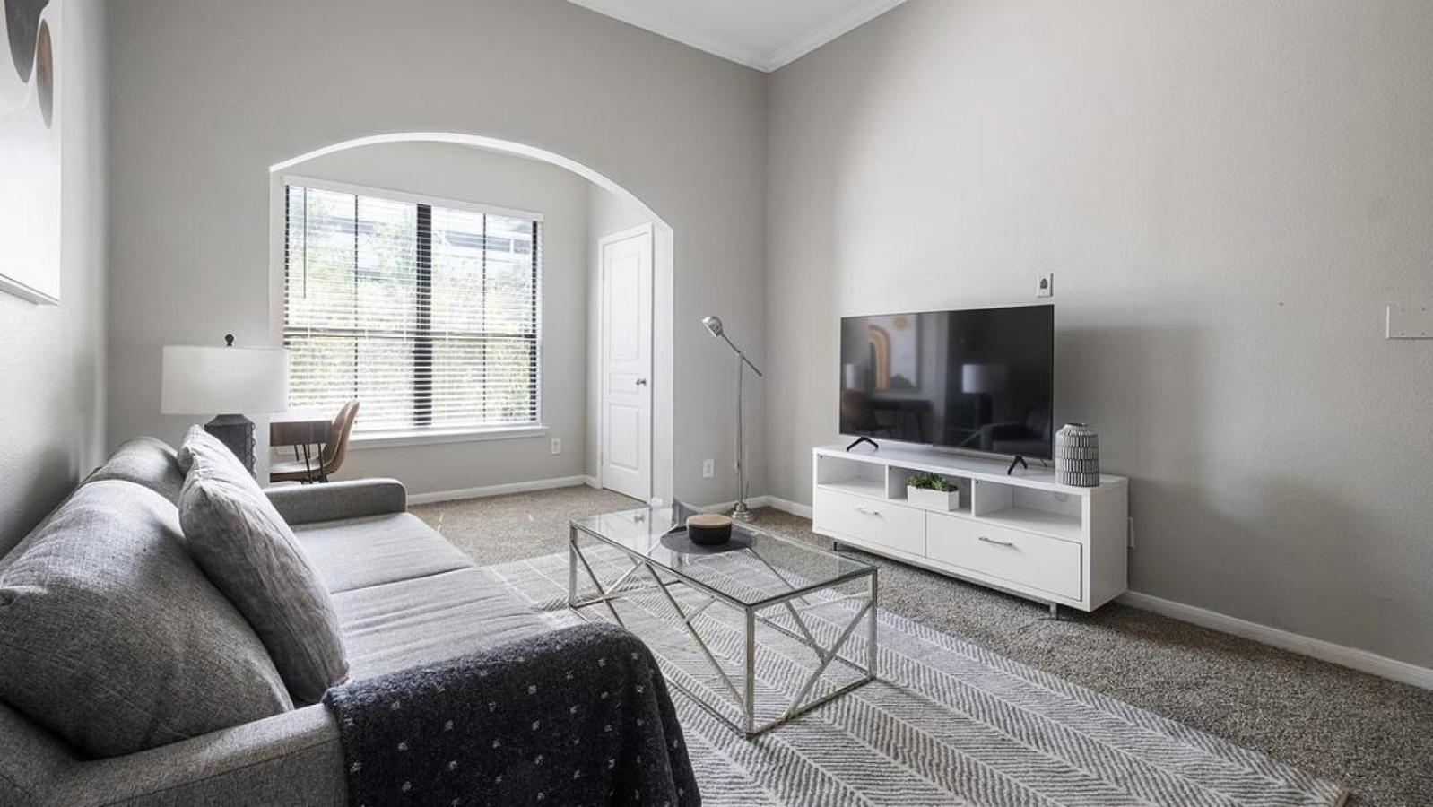 Landing At The Milano - 1 Bedroom In Briar Forest