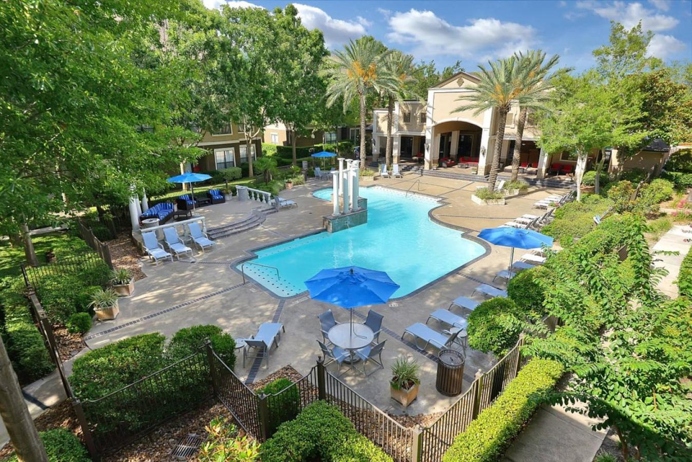 Landing At The Milano - 1 Bedroom In Briar Forest Apartment *