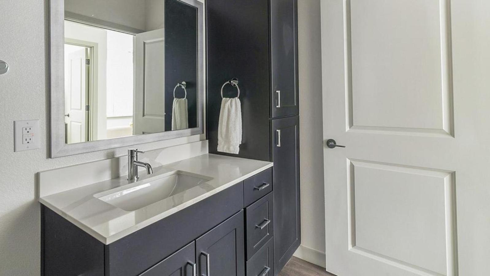 Apartment Landing At The Standard On The River - 2 Bedrooms In Northside Houston