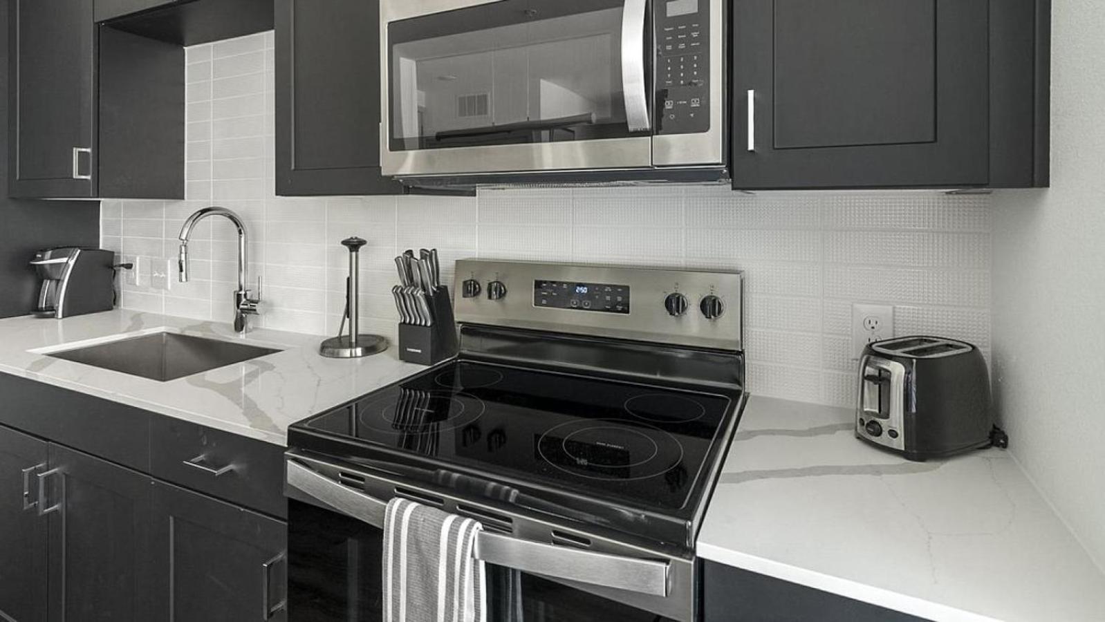 Landing At The Standard On The River - 2 Bedrooms In Northside * Houston