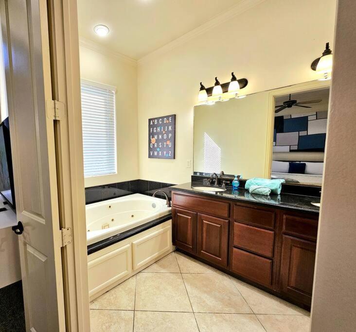 Sleeps 8 Zen Galleria Retreat King Bed Patio 3 Br * Houston