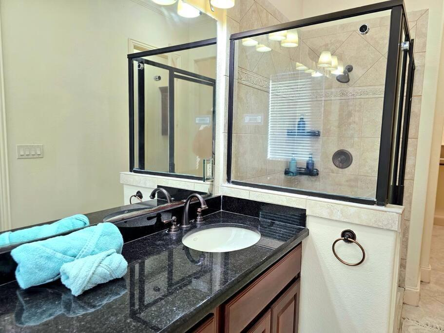 Apartment Sleeps 8 Zen Galleria Retreat King Bed Patio 3 Br *