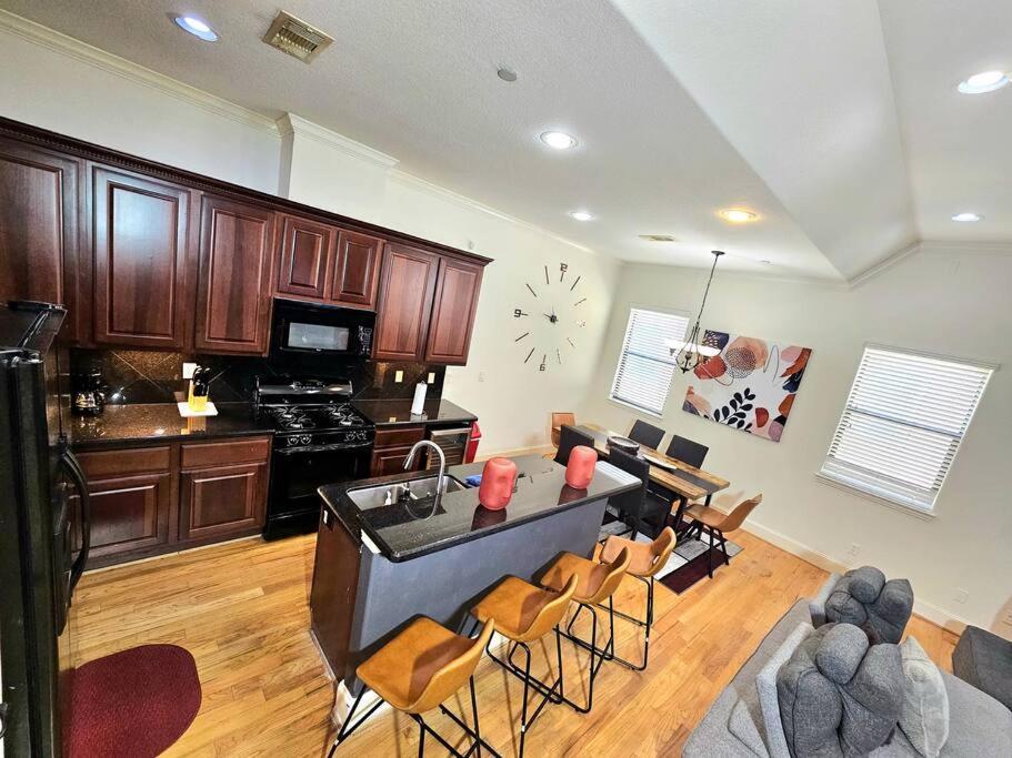 Sleeps 8 Zen Galleria Retreat King Bed Patio 3 Br Houston