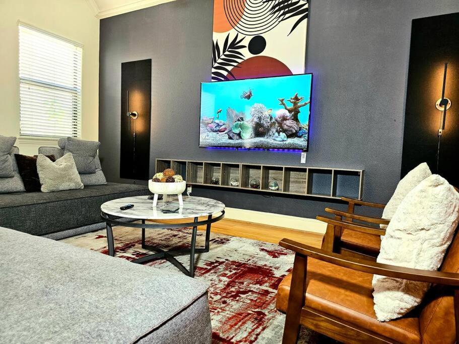 Apartment Sleeps 8 Zen Galleria Retreat King Bed Patio 3 Br *