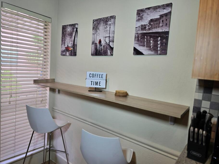 Walking Distance Galleria 2br 2ba Pool Apartment *