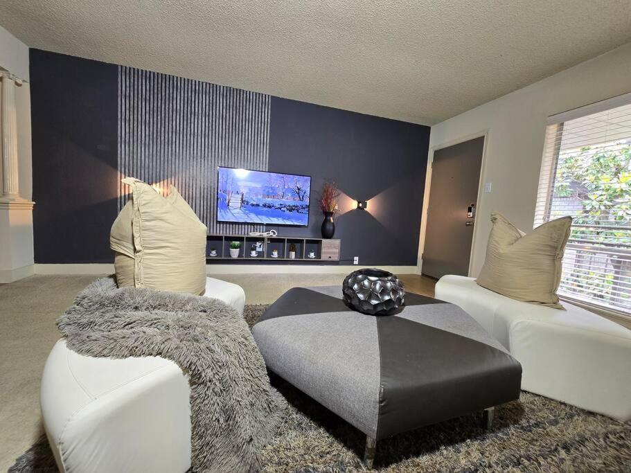 Walking Distance Galleria 2br 2ba Pool Apartment Houston