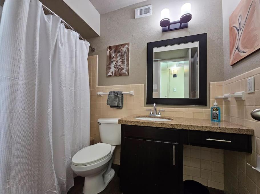 Walking Distance Galleria 2br 2ba Pool *