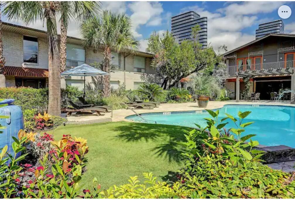 Walking Distance Galleria 2br 2ba Pool * Houston