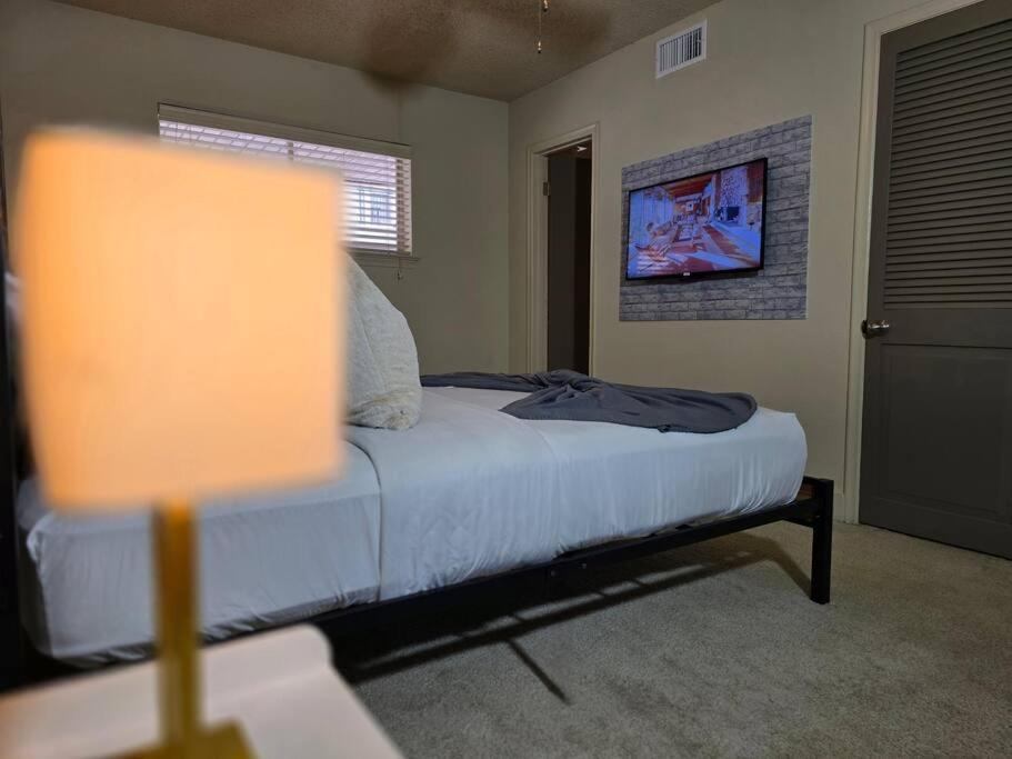 Walking Distance Galleria 2br 2ba Pool Apartment *
