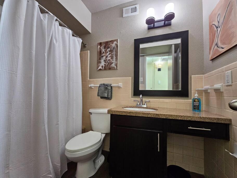 Walking Distance Galleria 2br 2ba Pool Houston