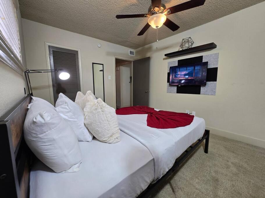 Walking Distance Galleria 2br 2ba Pool Apartment