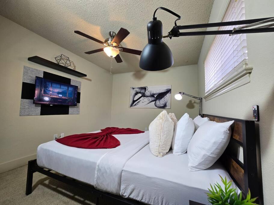 Walking Distance Galleria 2br 2ba Pool Apartment *