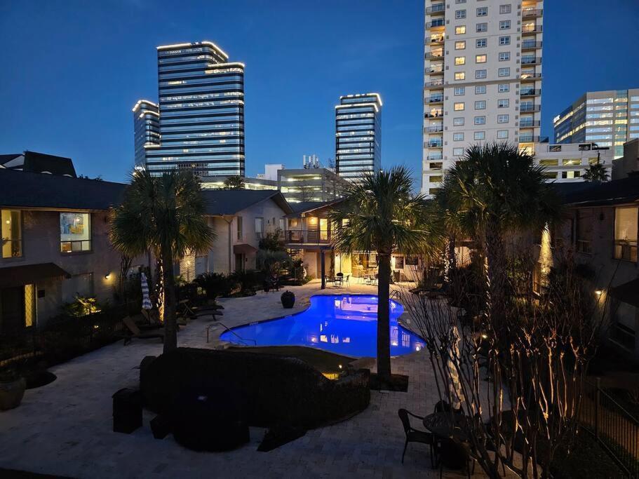 Apartment Walking Distance Galleria 2br 2ba Pool Houston