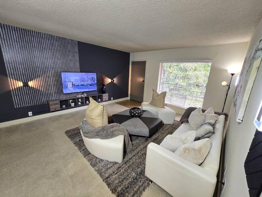 Walking Distance Galleria 2br 2ba Pool *