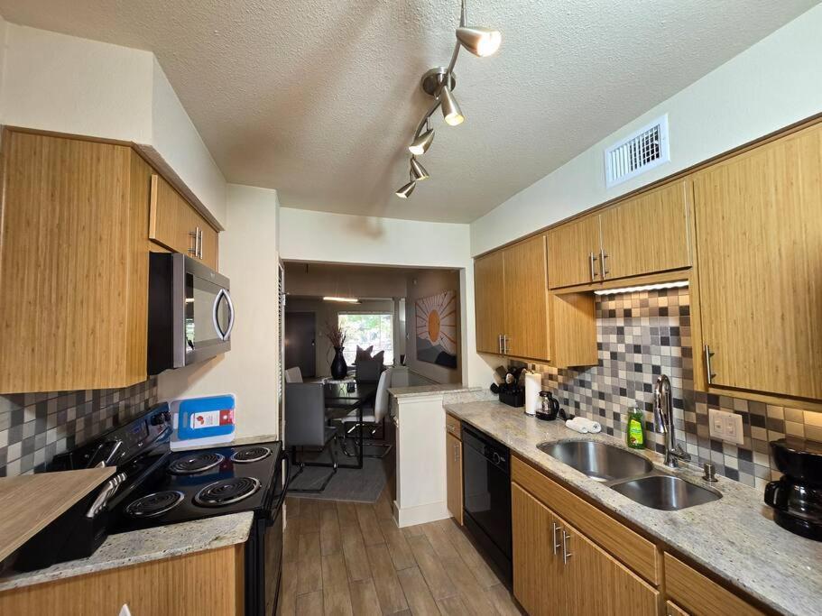 Walking Distance Galleria 2br 2ba Pool Apartment *