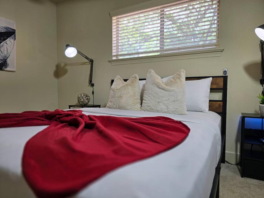 Walking Distance Galleria 2br 2ba Pool *