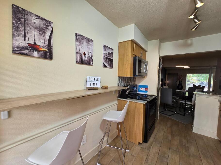 Walking Distance Galleria 2br 2ba Pool Houston