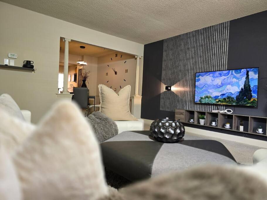 Walking Distance Galleria 2br 2ba Pool