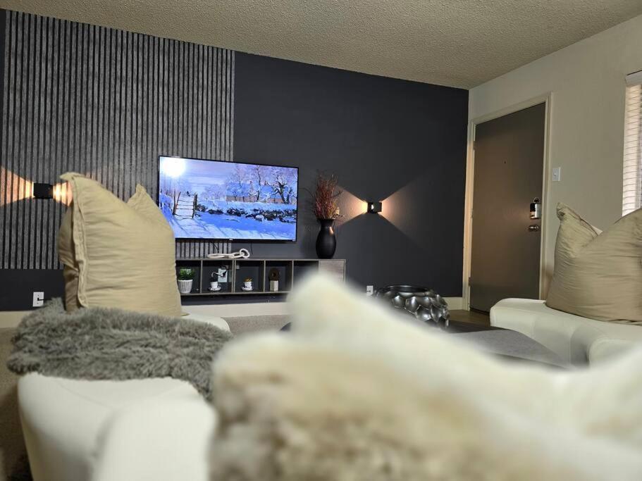 Walking Distance Galleria 2br 2ba Pool Apartment