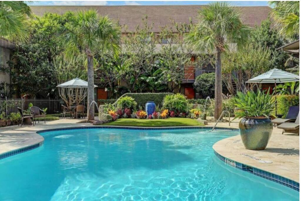 Walking Distance Galleria 2br 2ba Pool Apartment *
