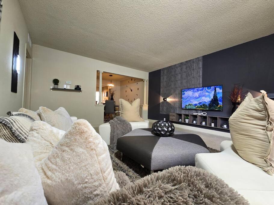 Walking Distance Galleria 2br 2ba Pool *