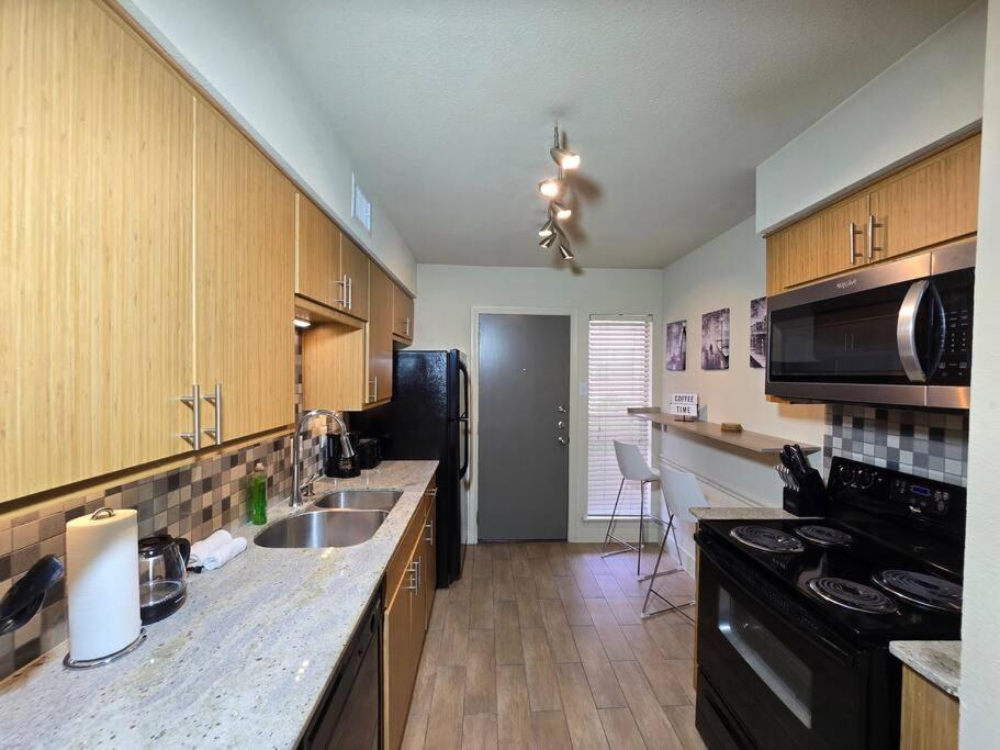 Walking Distance Galleria 2br 2ba Pool Houston