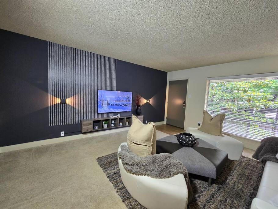 Walking Distance Galleria 2br 2ba Pool * Houston