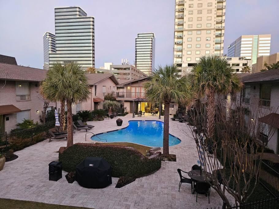 Walking Distance Galleria 2br 2ba Pool