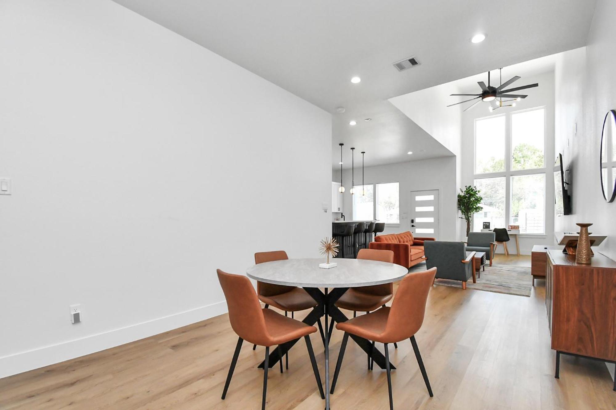 2 Homes Sleeps 18 Near Downtown Fully Gated With Parking *