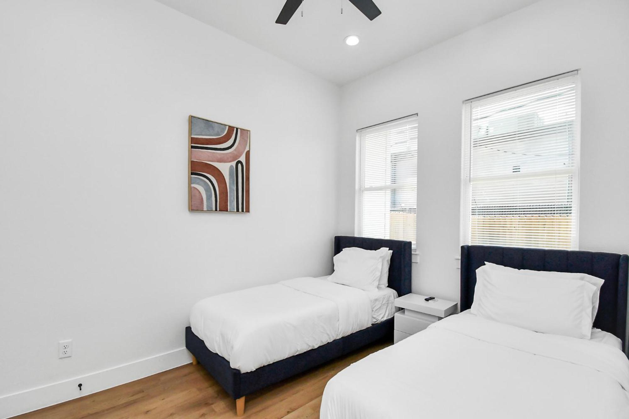 2 Homes Sleeps 18 Near Downtown Fully Gated With Parking