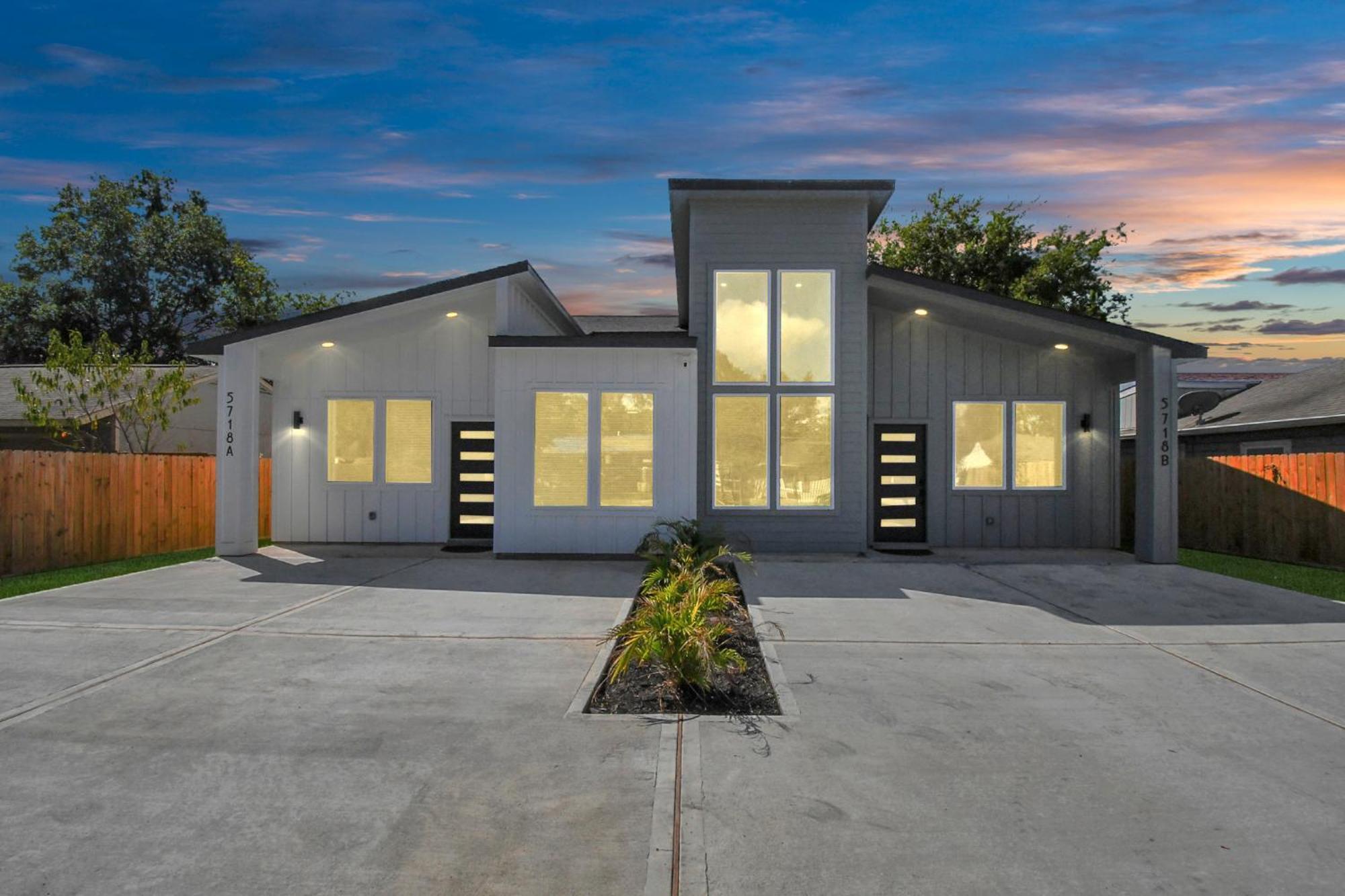 Holiday home 2 Homes Sleeps 18 Near Downtown Fully Gated With Parking