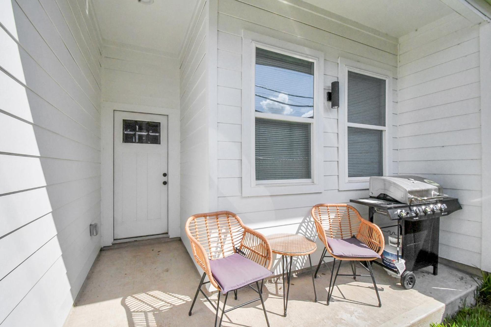 2 Homes Sleeps 18 Near Downtown Fully Gated With Parking Holiday home *