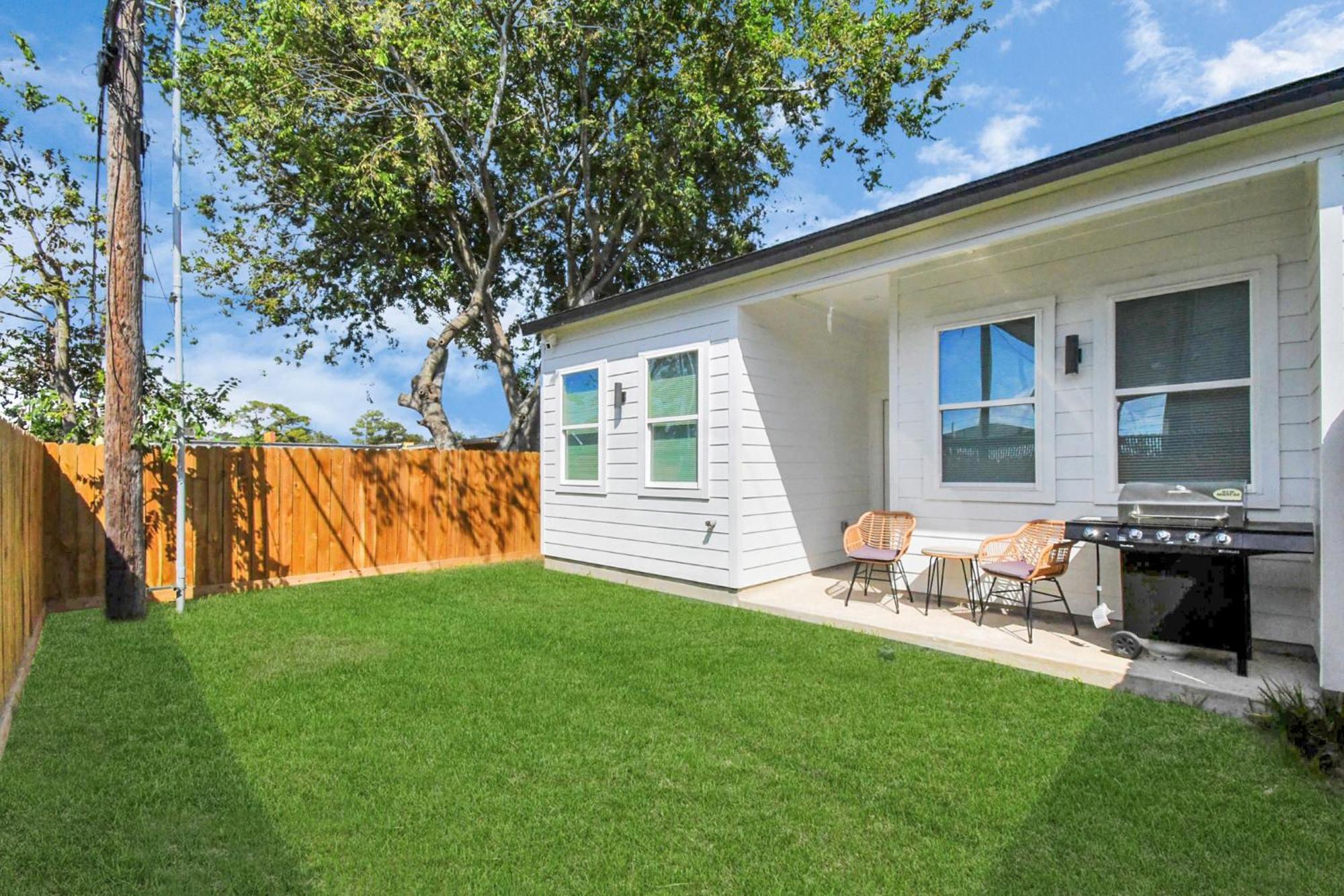 2 Homes Sleeps 18 Near Downtown Fully Gated With Parking *