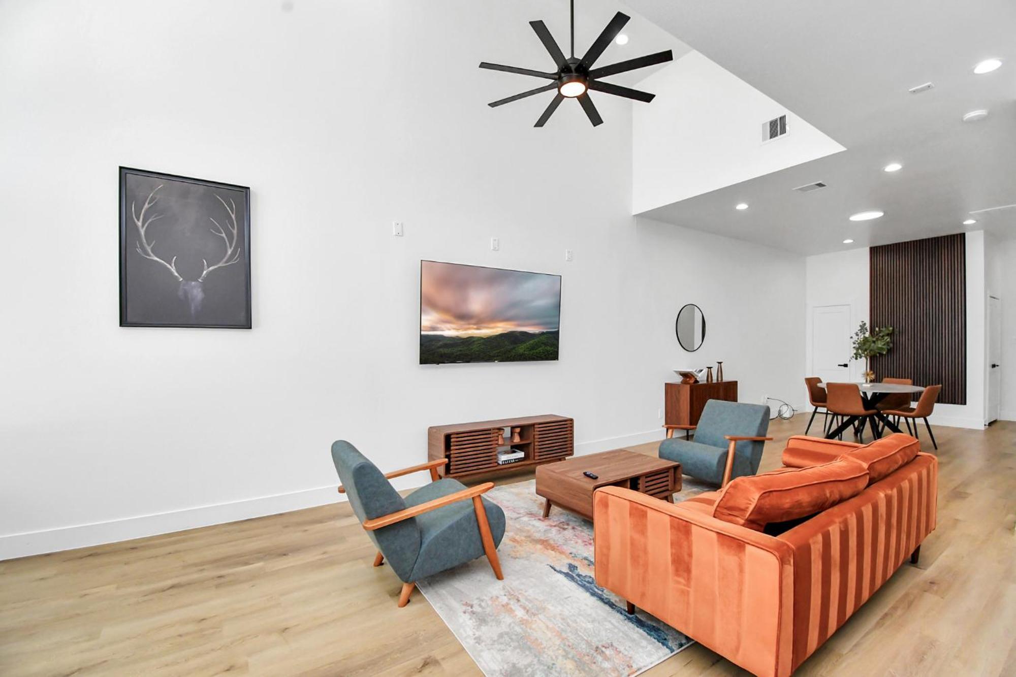 2 Homes Sleeps 18 Near Downtown Fully Gated With Parking Holiday home *