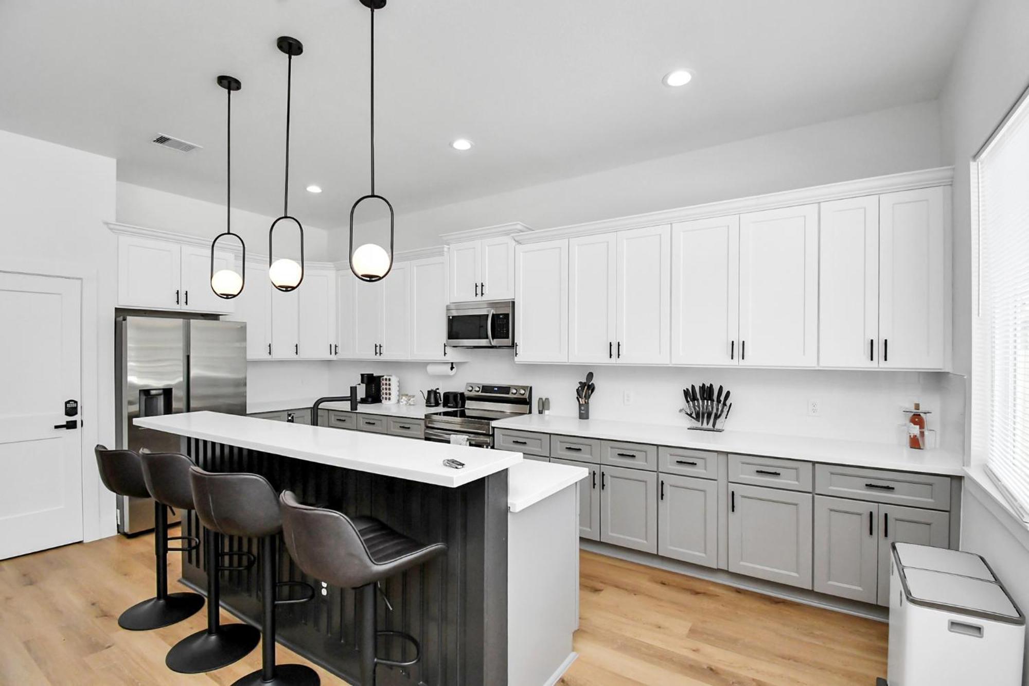 2 Homes Sleeps 18 Near Downtown Fully Gated With Parking Holiday home Houston