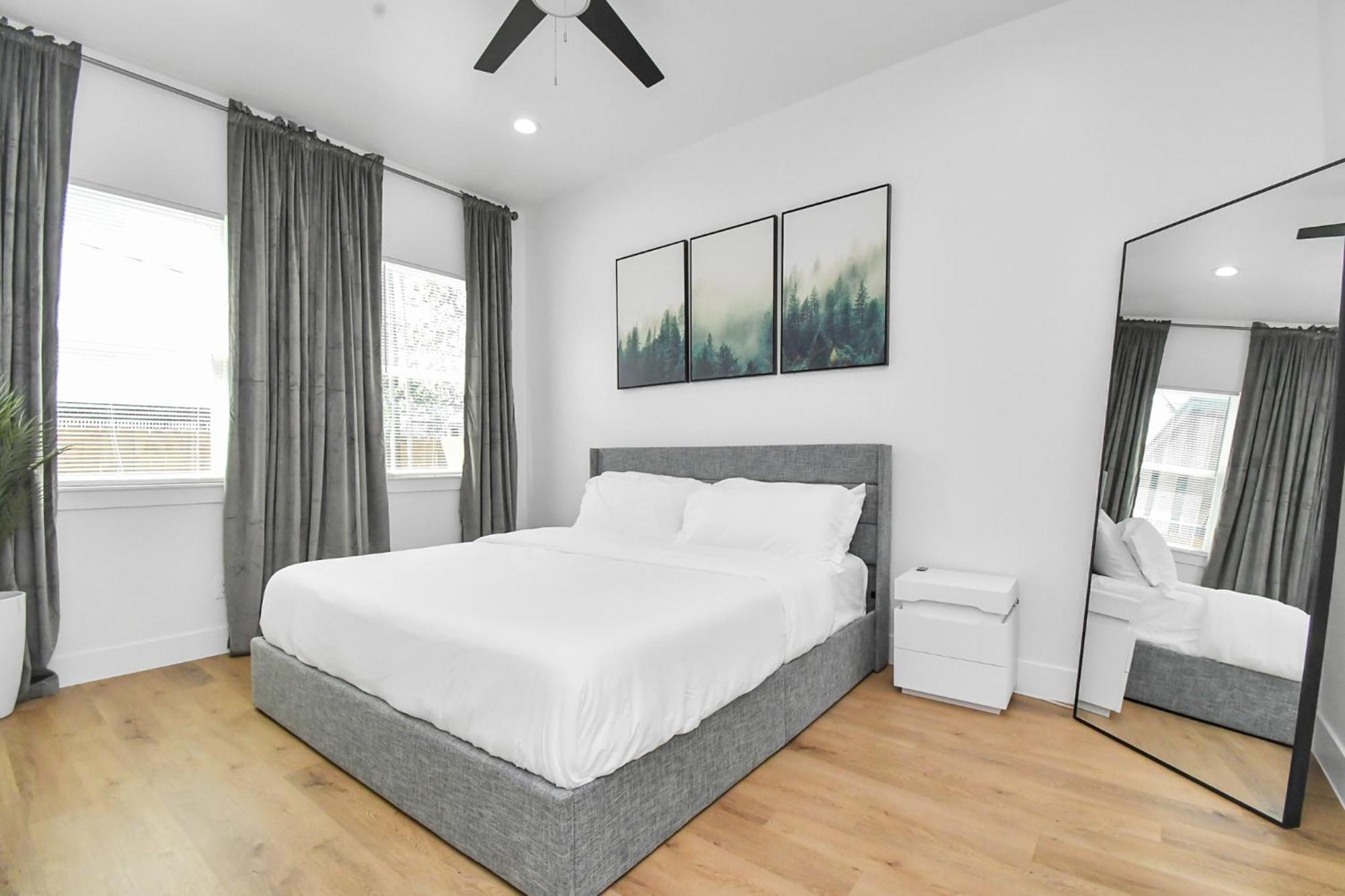 2 Homes Sleeps 18 Near Downtown Fully Gated With Parking Holiday home *