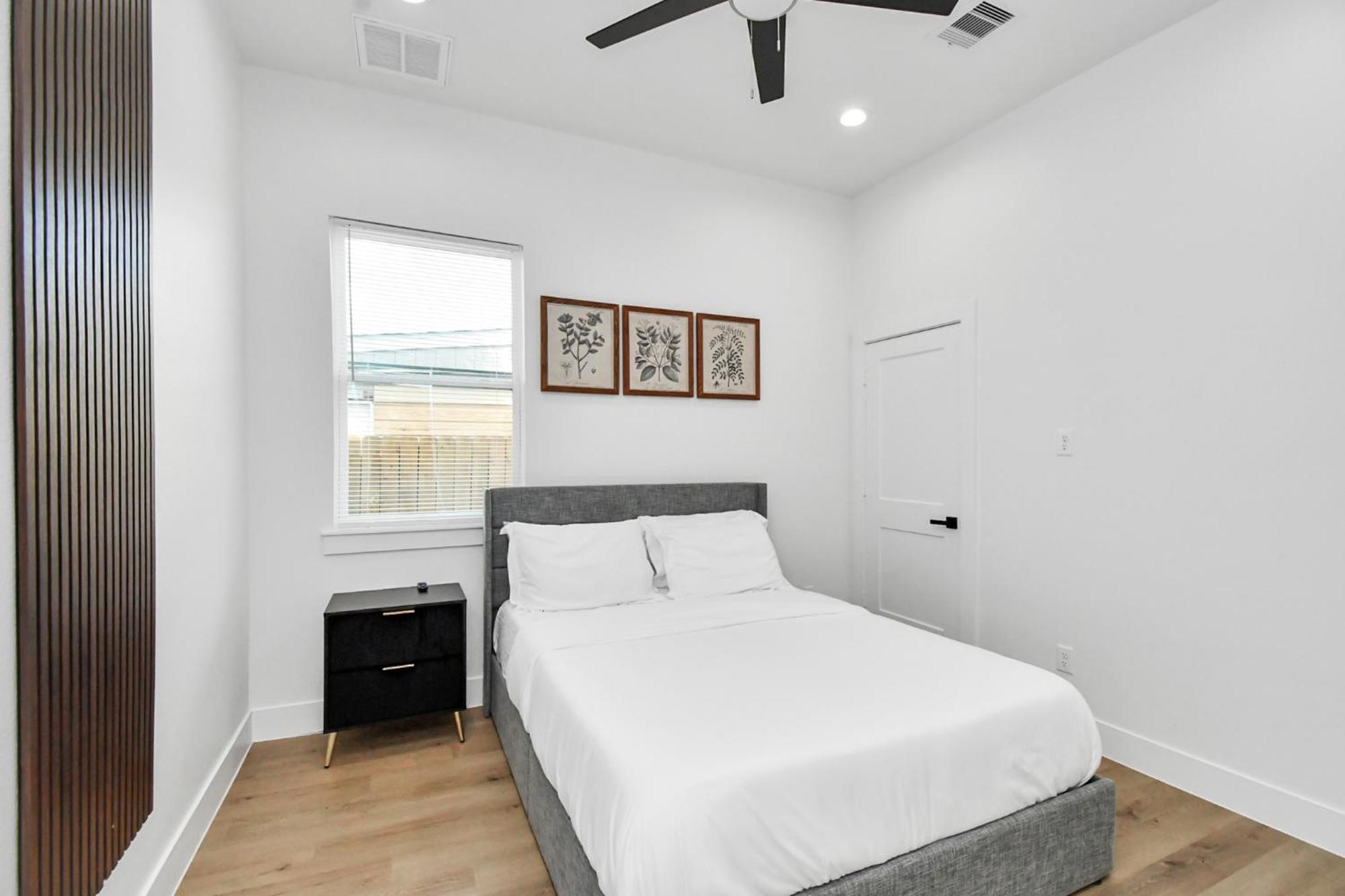 2 Homes Sleeps 18 Near Downtown Fully Gated With Parking *