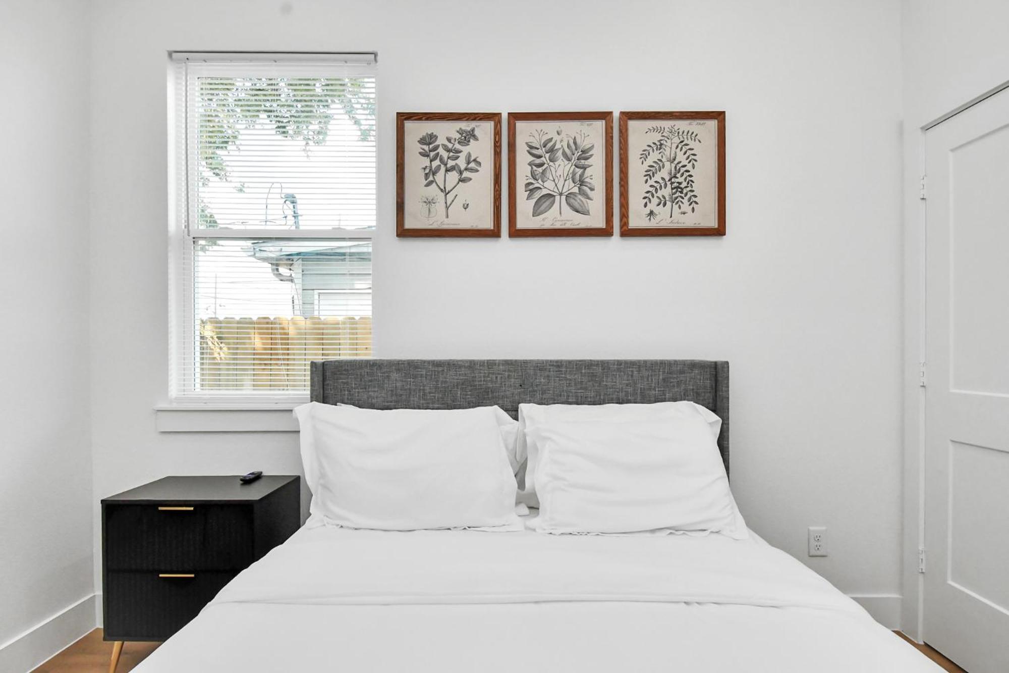 2 Homes Sleeps 18 Near Downtown Fully Gated With Parking