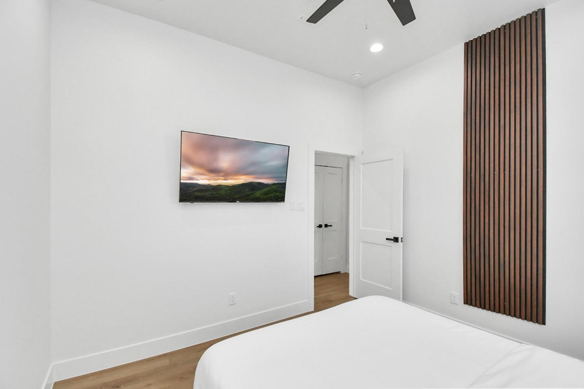 2 Homes Sleeps 18 Near Downtown Fully Gated With Parking Holiday home *