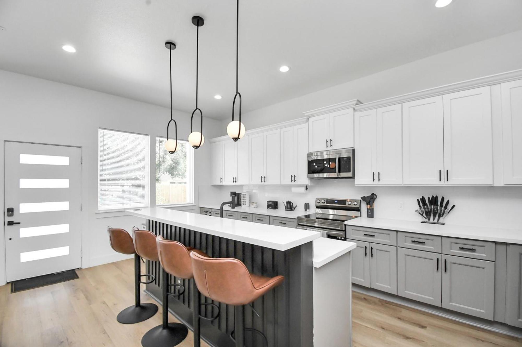 2 Homes Sleeps 18 Near Downtown Fully Gated With Parking