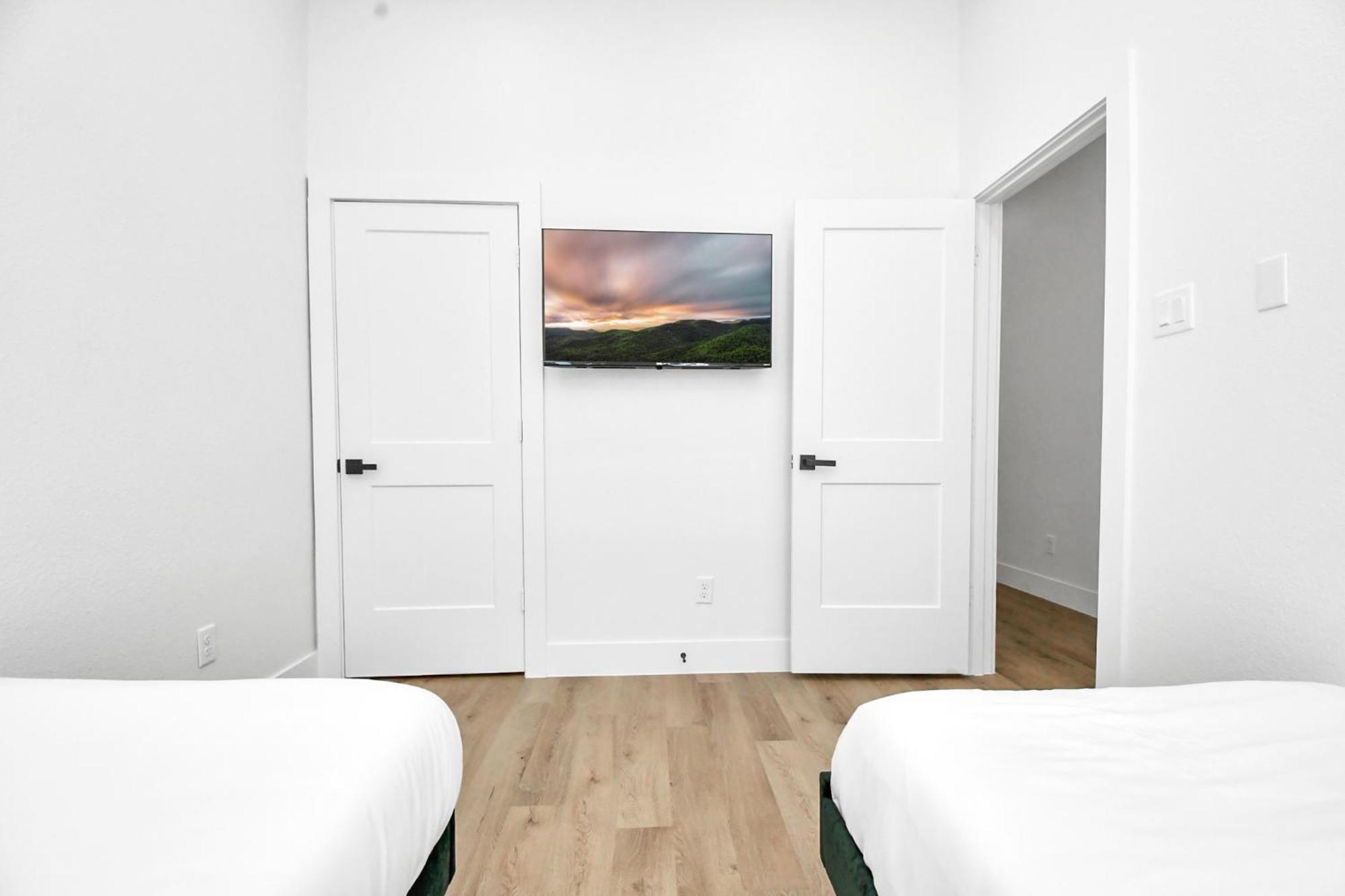 Holiday home 2 Homes Sleeps 18 Near Downtown Fully Gated With Parking *