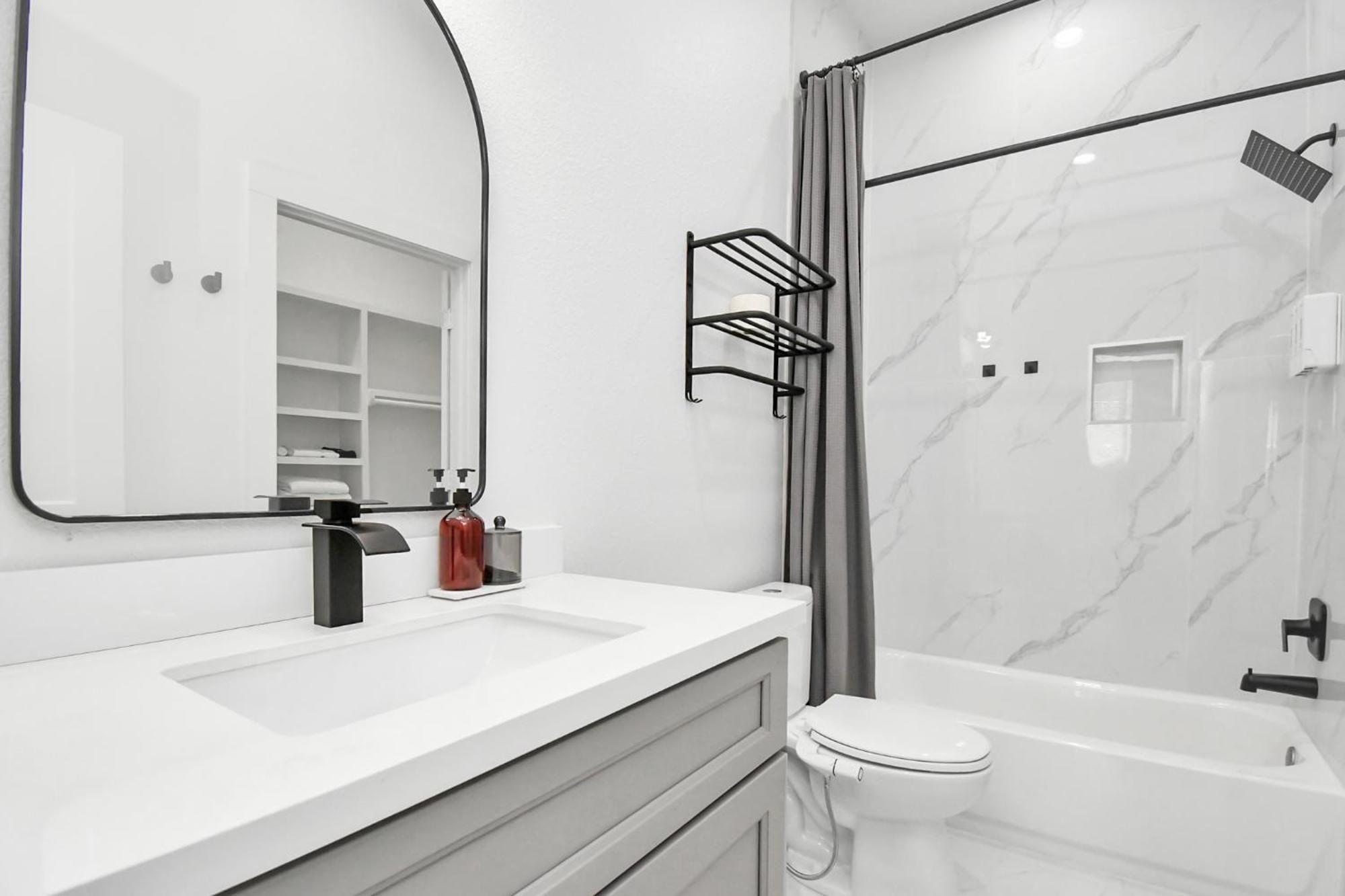 2 Homes Sleeps 18 Near Downtown Fully Gated With Parking Holiday home Houston