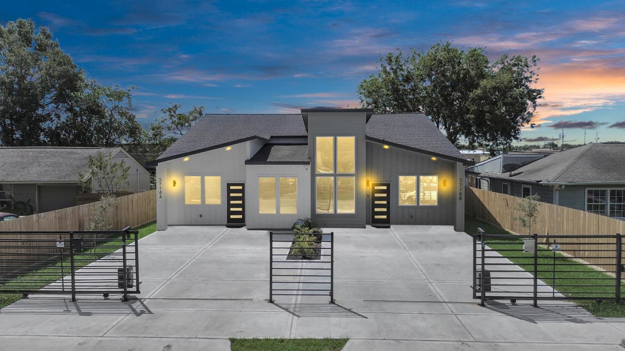 Holiday home 2 Homes Sleeps 18 Near Downtown Fully Gated With Parking