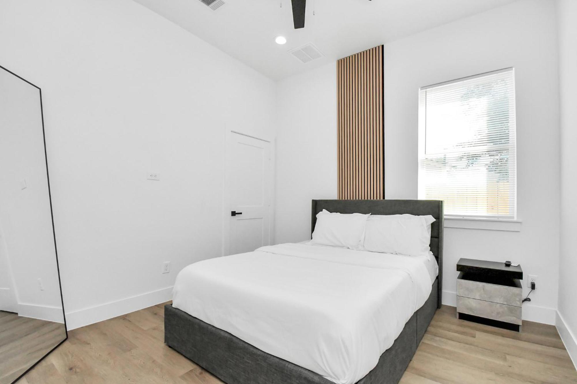 Holiday home 2 Homes Sleeps 18 Near Downtown Fully Gated With Parking *