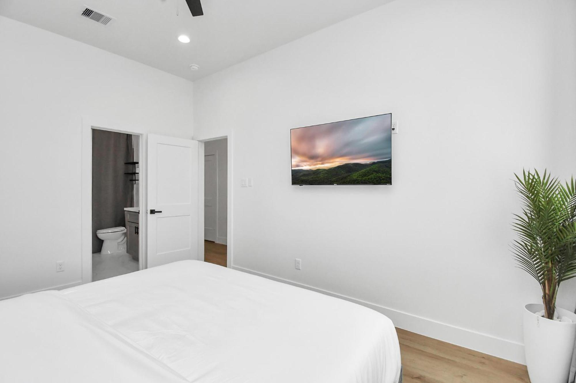 2 Homes Sleeps 18 Near Downtown Fully Gated With Parking Holiday home Houston